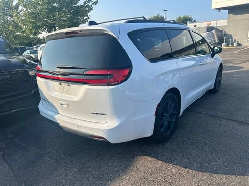 Used 2025 Chrysler Pacifica Limited FWD image 4