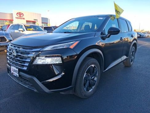 Used 2024 Nissan Rogue SV image 4