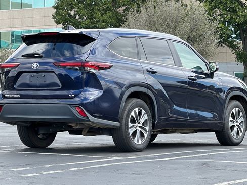 Used 2024 Toyota Highlander XLE image 4