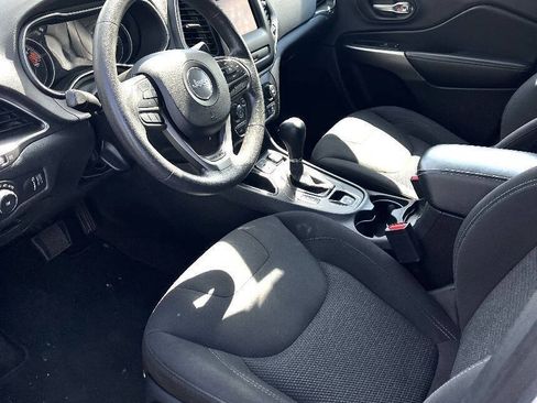 Used 2019 Jeep Cherokee Latitude w/ Popular Appearance Group FWD image 9