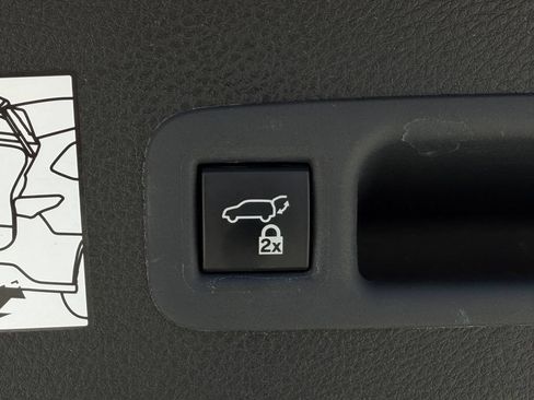 Used 2024 Toyota Sienna Platinum FWD image 30