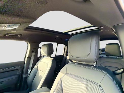 Used 2024 Land Rover Defender 110 S image 27