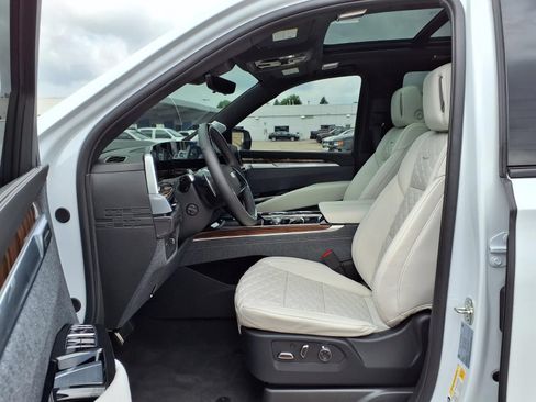 Used 2026 Cadillac Escalade Platinum Sport w/ LPO, ONYX Package AWD/4WD image 18