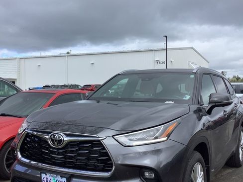 Used 2025 Toyota Highlander Platinum image 1