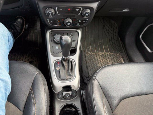 Used 2020 Jeep Compass Latitude w/ Cold Weather Group AWD/4WD image 17
