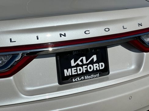 Used 2017 Lincoln Continental Select w/ Technology Package FWD image 27
