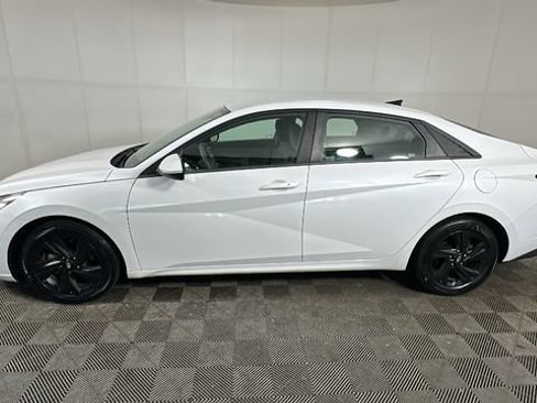 Used 2022 Hyundai Elantra SEL w/ Convenience Package FWD image 5