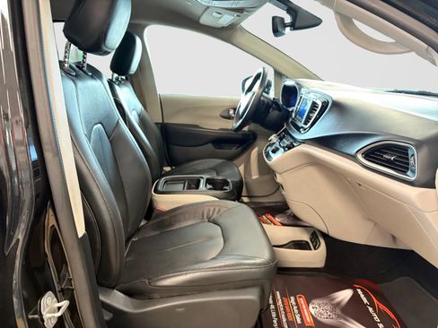 Used 2020 Chrysler Pacifica Touring-L FWD image 22