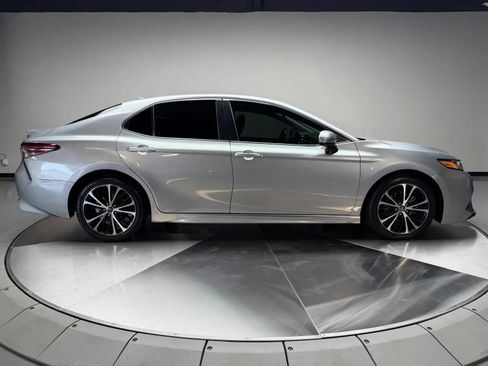 Used 2019 Toyota Camry SE FWD image 6