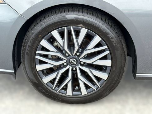 Used 2025 Nissan Altima 2.5 SV FWD image 13