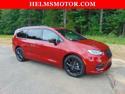 Certified 2025 Chrysler Pacifica Limited FWD image 15