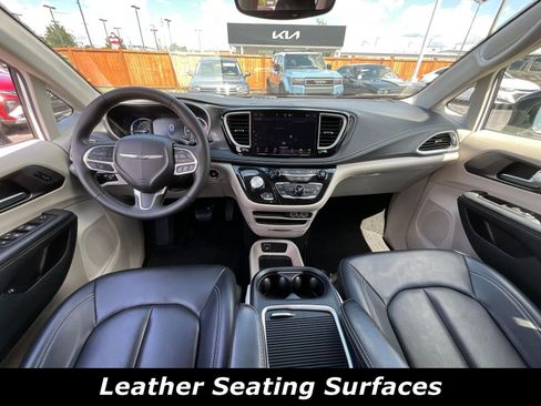 Used 2024 Chrysler Pacifica Limited FWD image 7