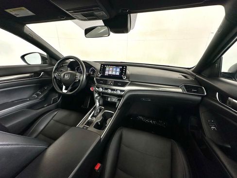 Used 2018 Honda Accord Sport image 2