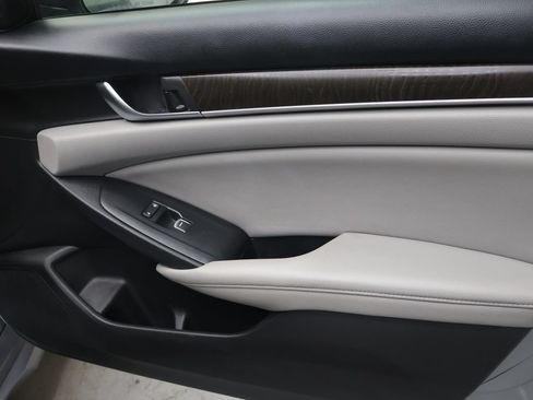 Used 2018 Honda Accord EX image 11