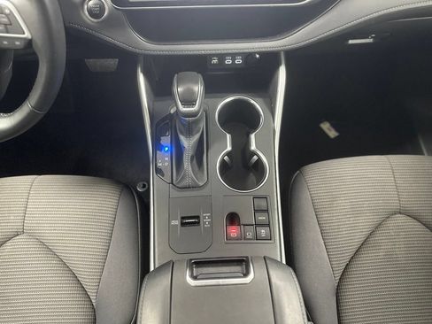 Used 2025 Toyota Highlander LE FWD image 3