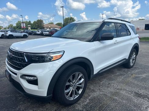 Used 2022 Ford Explorer XLT w/ Equipment Group 202A AWD/4WD image 2