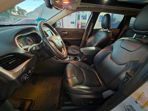 Used 2015 Jeep Cherokee Trailhawk w/ Comfort/Convenience Group AWD/4WD image 11