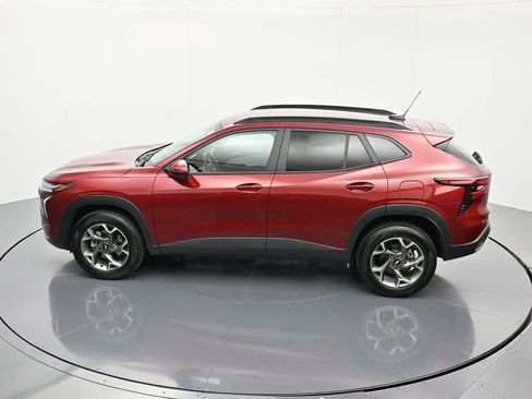 Certified 2025 Chevrolet Trax LT w/ LT Convenience Package image 35