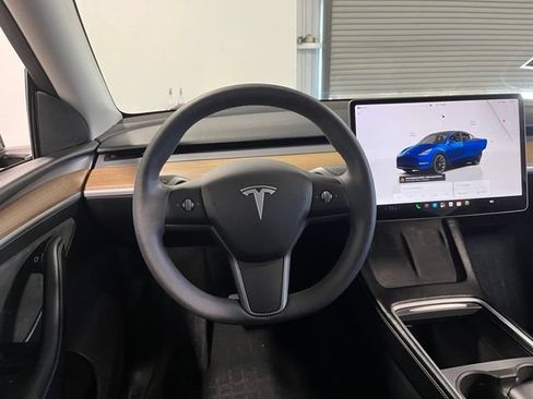 Used 2024 Tesla Model Y Long Range AWD/4WD image 21