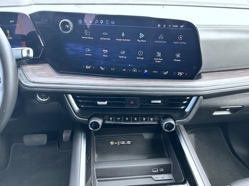 Certified 2025 Chevrolet Suburban Z71 image 12