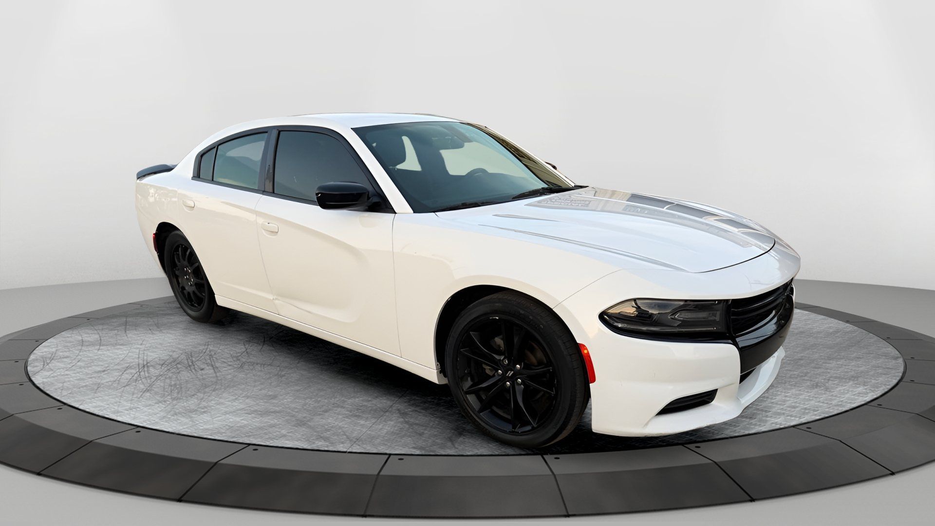 Used 2018 Dodge Charger SXT w/ Blacktop Package RWD image 15