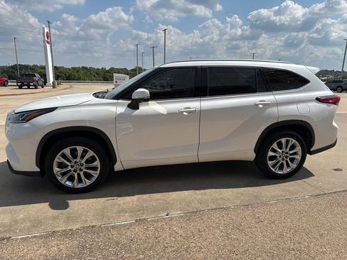 Used 2021 Toyota Highlander Limited image 4