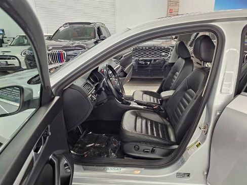 Used 2016 Volkswagen Passat 3.6 SEL Premium image 29