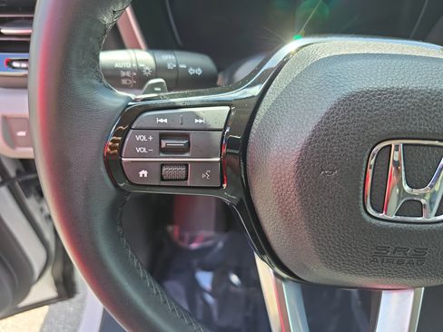 Used 2025 Honda Pilot Touring image 19