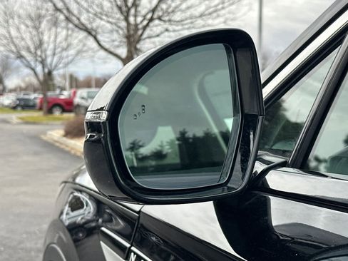 Used 2025 Lincoln Nautilus Premier image 9