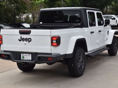 Used 2024 Jeep Gladiator Sport AWD/4WD image 8
