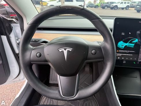 Used 2019 Tesla Model 3 Standard Range image 16
