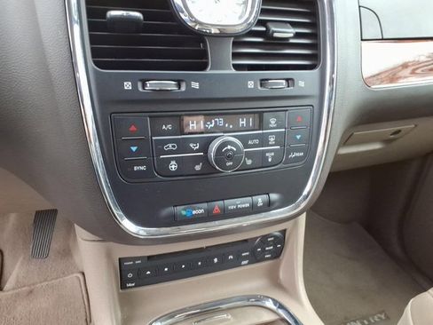 Used 2012 Chrysler Town & Country Limited w/ Luxury Group image 12