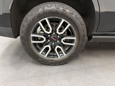 Used 2023 GMC Yukon AT4 w/ AT4 Premium Package AWD/4WD image 9