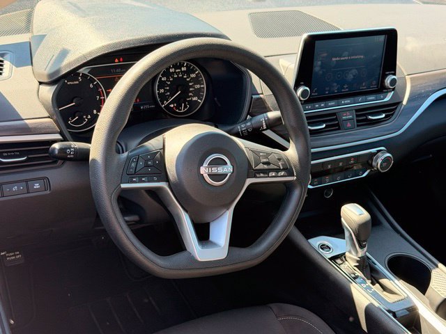 Used 2025 Nissan Altima 2.5 SV FWD image 17
