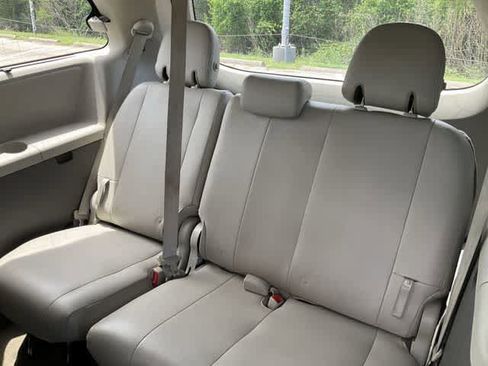 Used 2015 Toyota Sienna LE FWD image 15
