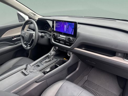 Used 2024 Toyota Grand Highlander XLE image 21