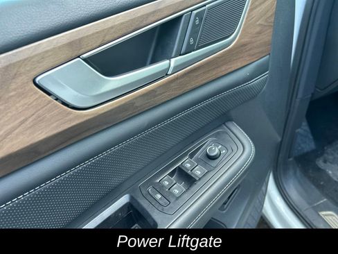 Used 2025 Volkswagen Atlas SE image 12