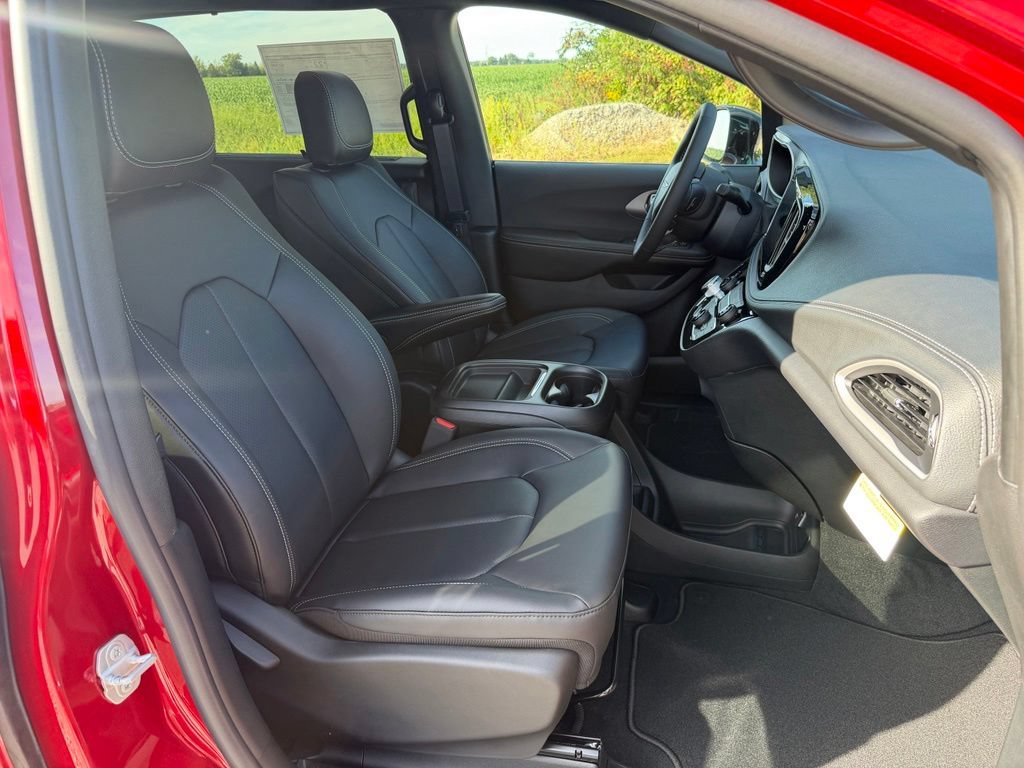 New 2027 Chrysler Pacifica Select FWD image 24