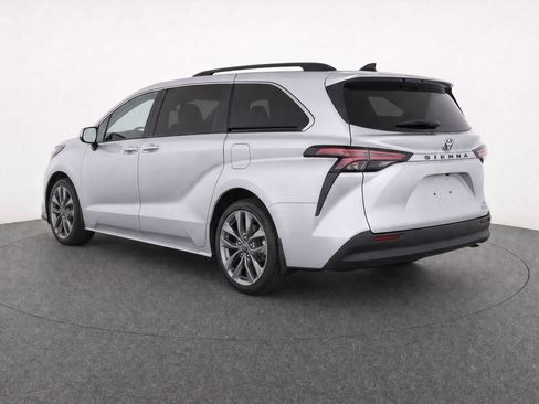 Used 2024 Toyota Sienna LE FWD image 3