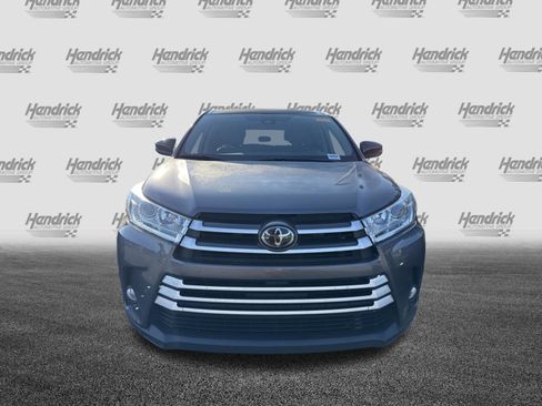 Used 2018 Toyota Highlander Plus AWD/4WD image 3