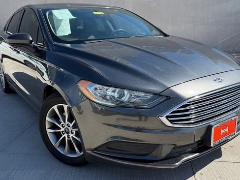 Used 2017 Ford Fusion SE FWD image 1