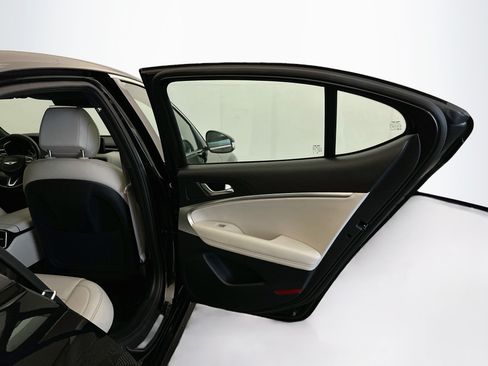 Used 2025 Genesis G70 2.5T RWD image 31