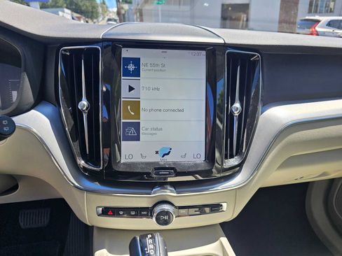 Used 2019 Volvo XC60 T5 Momentum w/ Premium Package FWD image 28