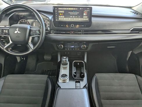 Used 2025 Mitsubishi Outlander SE image 15