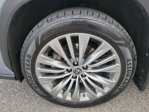 Used 2021 Toyota Highlander Platinum image 12