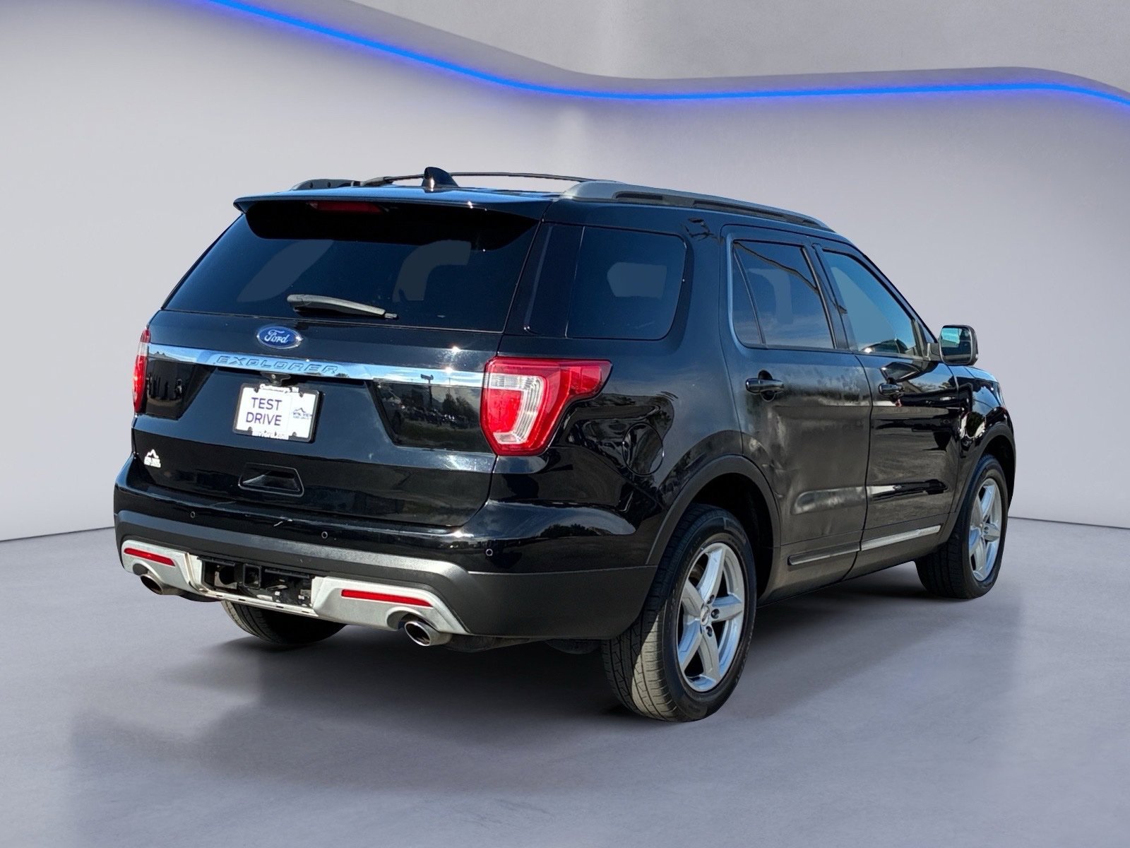 Used 2017 Ford Explorer XLT AWD/4WD image 3