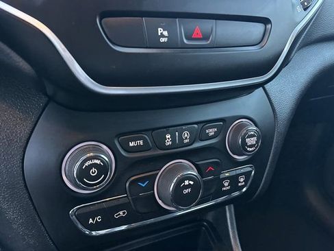 Used 2019 Jeep Cherokee Latitude Plus image 34