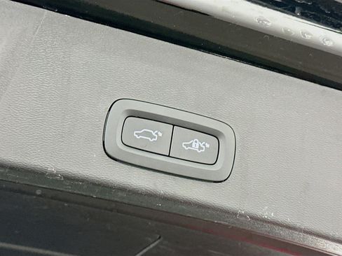 Used 2023 Volvo XC40 B5 Ultimate image 32