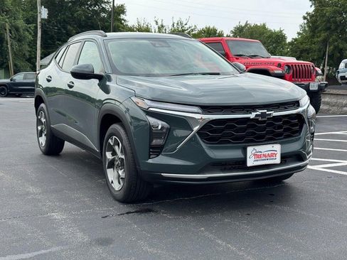 Used 2025 Chevrolet Trax LT w/ Driver Confidence Package FWD image 2