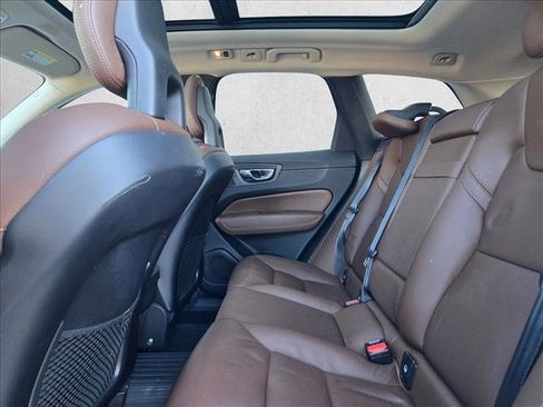 Used 2018 Volvo XC60 T5 Momentum w/ Vision Package image 14